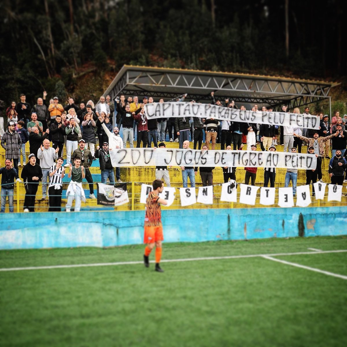 João Ricardo, com 200 jogos pelo <a href="/scespinho1914/">S.C. Espinho</a> personifica a dedicação, paixão, compromisso… a #RaçaVareira . Cada jogo é um testemunho do seu espírito de tigre, inspirando todos no campo. A nossa homenagem ecoa o respeito e admiração que merece.