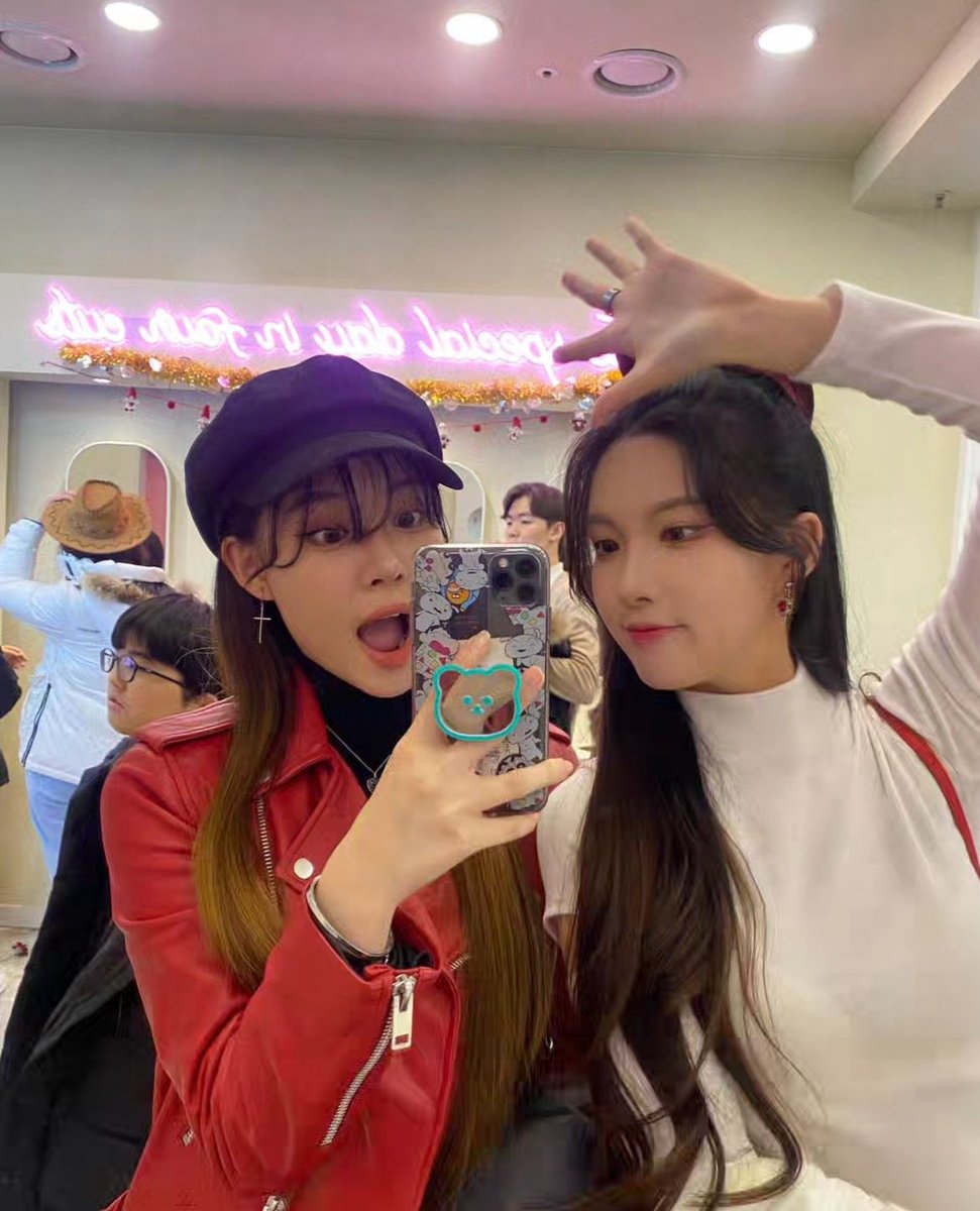 WiTCHXupdates's tweet photo. 우리 같이 맛있는 거 먹으면서 이야기 나눌 때마다 멤버지만 가족같고 친구 같아서 너무 행복하다구-3- https://t.co/xLO93pCw4V