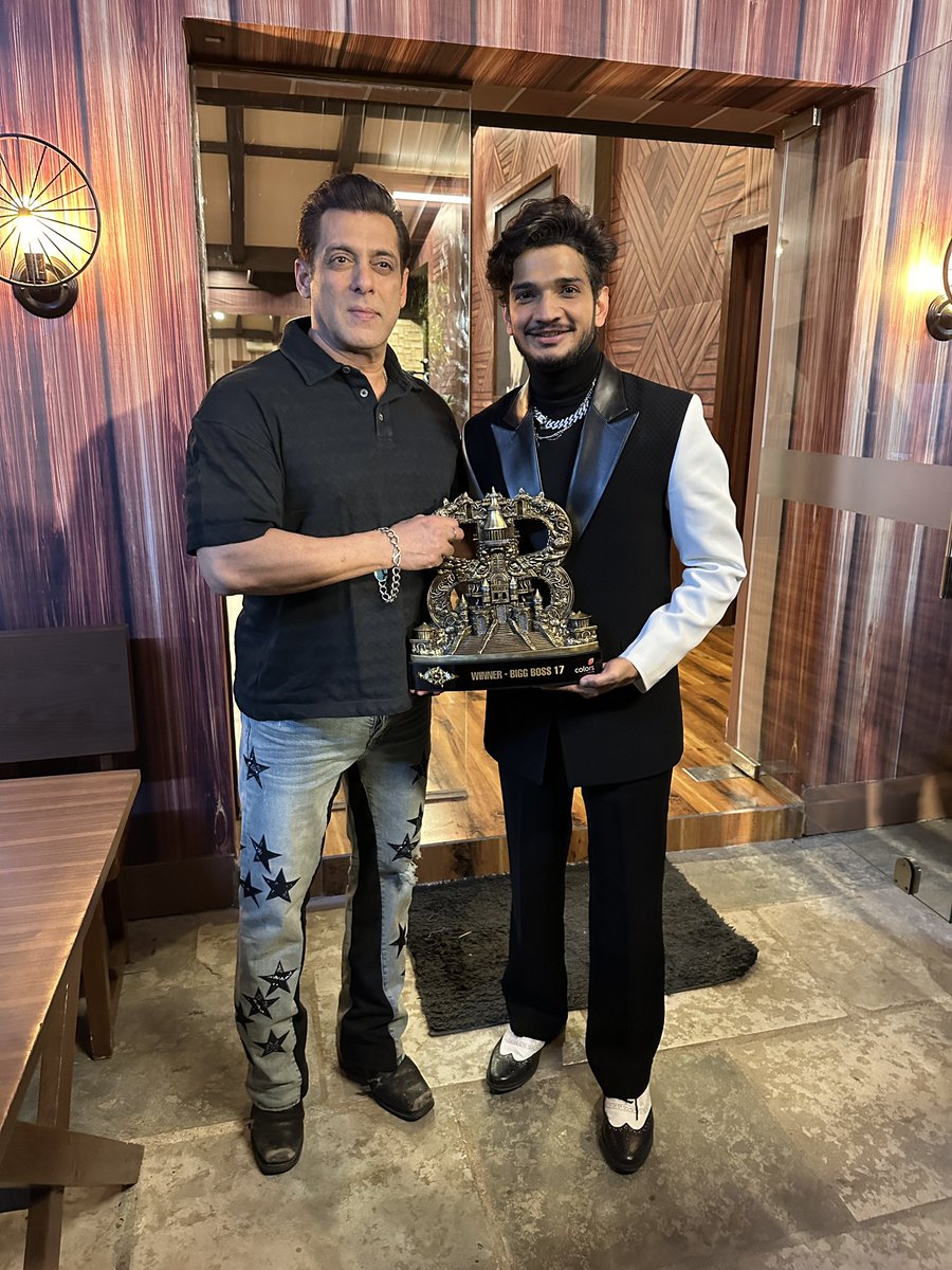 Bohot Bohot Shukriya Janta ❤️
Aapke pyaar aur support ke liye Aakhir kar Trophy Dongri aa hi gayi 🏆❤️ 

#munawarkijanta aur #munawarkewarrior ko mera dil se shukriya ❤️ #mkjw