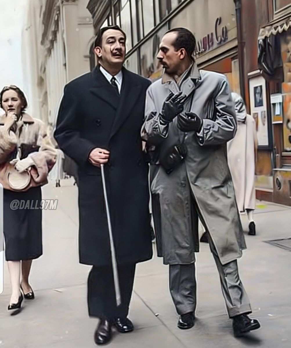 Salvador Dalí y Oscar Yanes caminando por New York, durante la entrevista que el periodista le hiciera en abril de 1956.