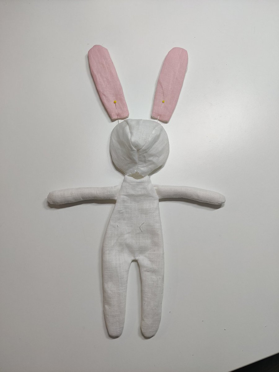 Speldenkussen80's tweet image. Sneak peak 🥰 opvullen, aan elkaar maken en dan met de kleding setjes verder! Kijk nou hoe leuk ❤️ #handmade #bonpatterns