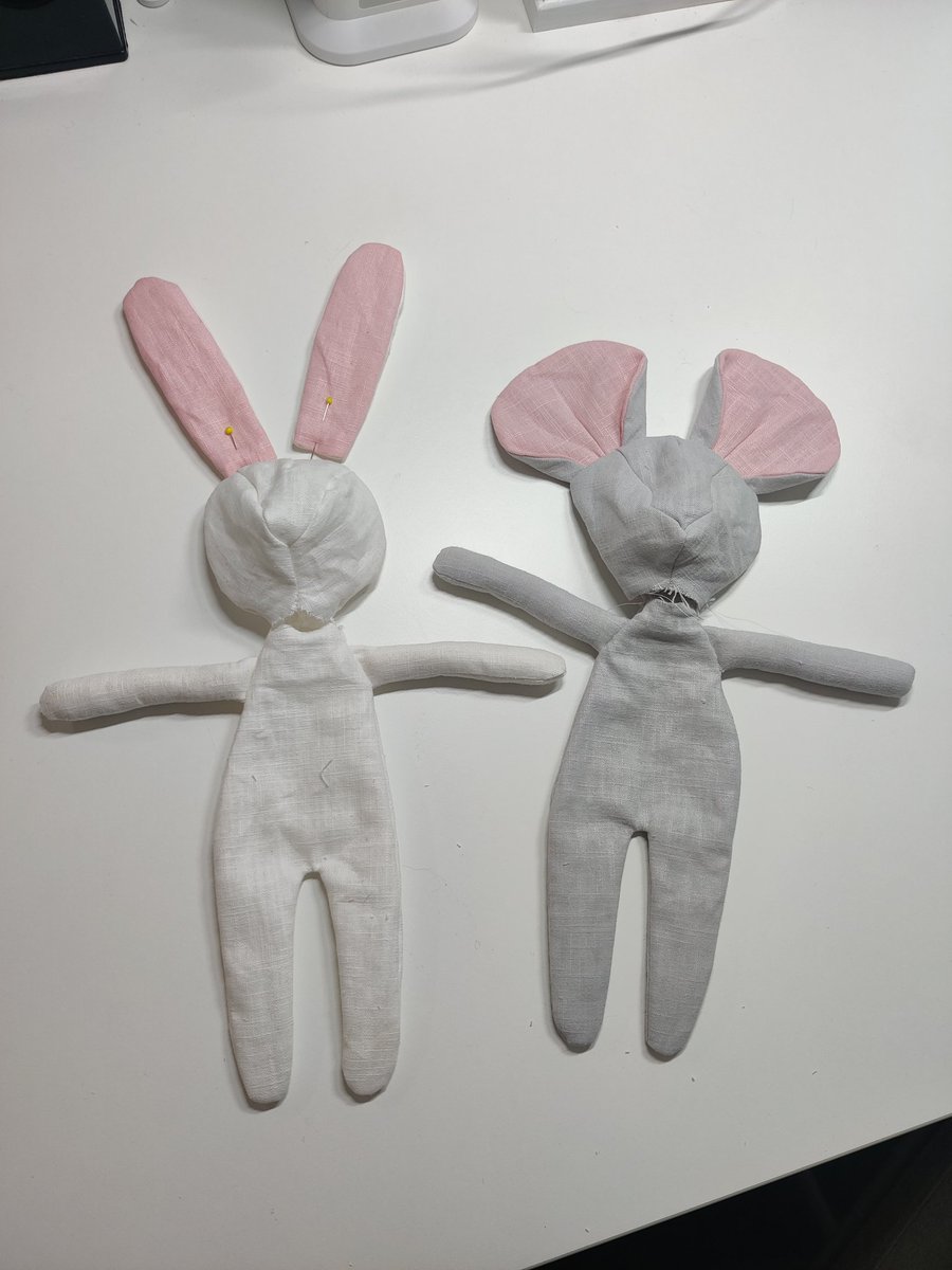 Speldenkussen80's tweet image. Sneak peak 🥰 opvullen, aan elkaar maken en dan met de kleding setjes verder! Kijk nou hoe leuk ❤️ #handmade #bonpatterns