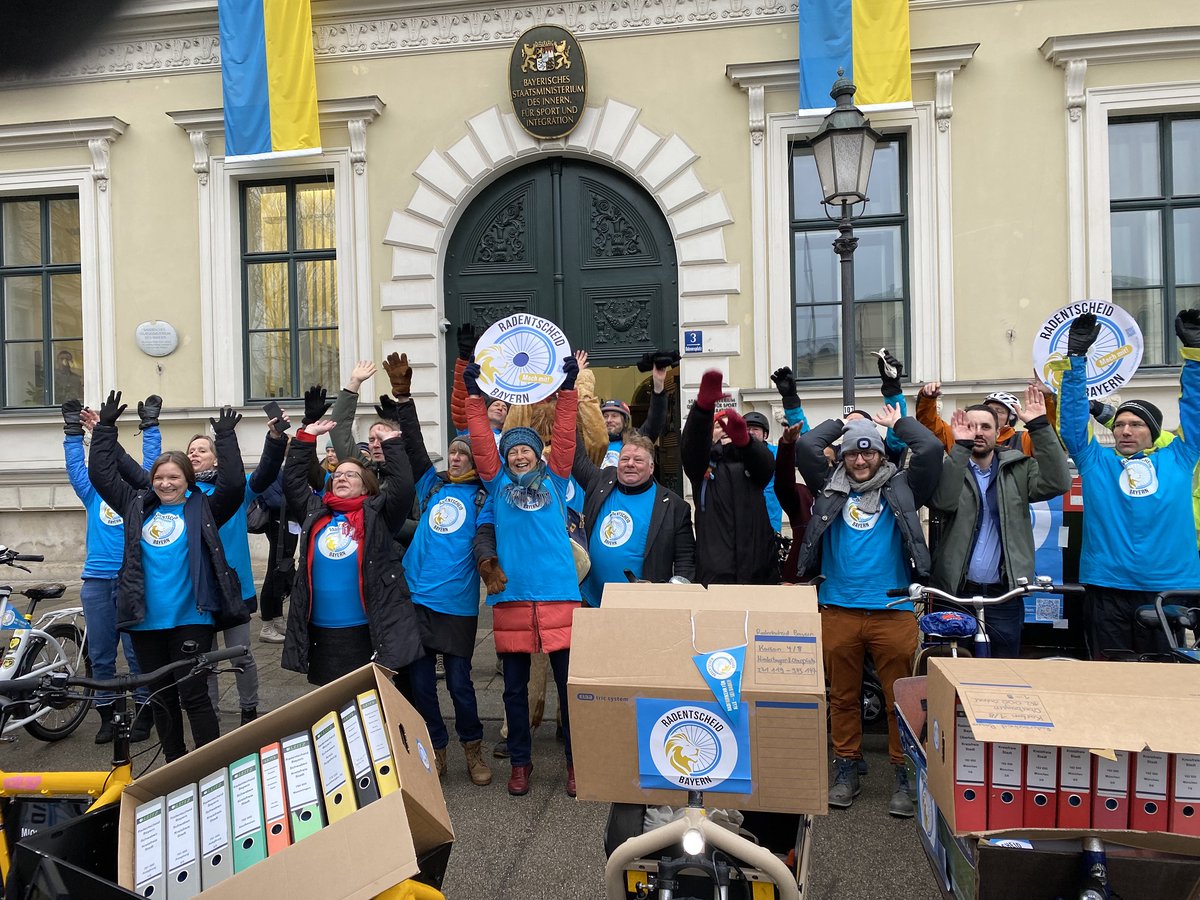 Vor 1 Jahr wurde der Zulassungsantrag für das Volksbegehren Radentscheid Bayern an das bayr. Innenministerium übergeben – zusammen mit unseren über 100.000 Unterschriften. Zeit Bilanz zu ziehen!

Hier geht‘s zur Pressemitteilung zum Jahrestag:
radentscheid-bayern.de/bilanz-zum-jah…