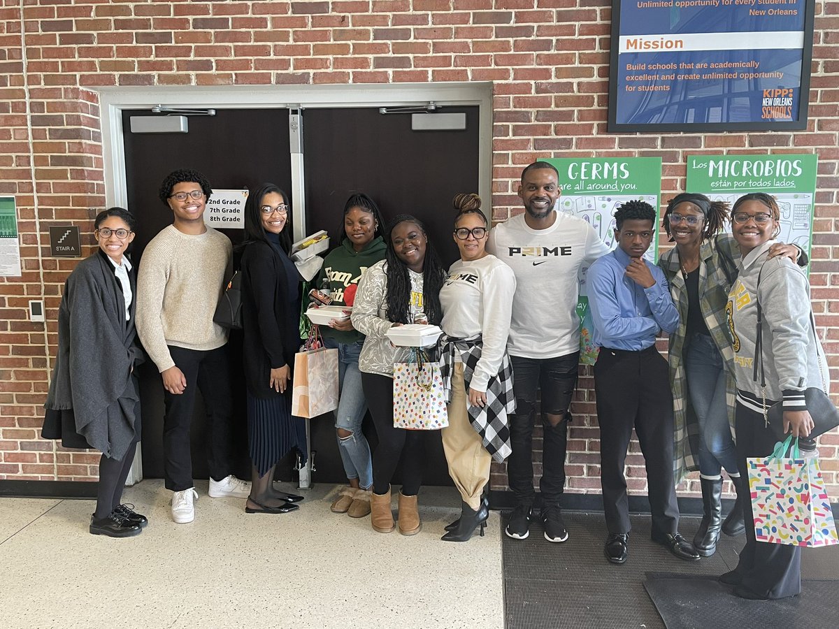 MaizeWarrenJr's tweet image. A few of our college students who were sponsored and blessed today by Life Church. S/O to some of the greatest members on the planet for helping us make this happen. 

#collegesunday  @TanethiaWarren