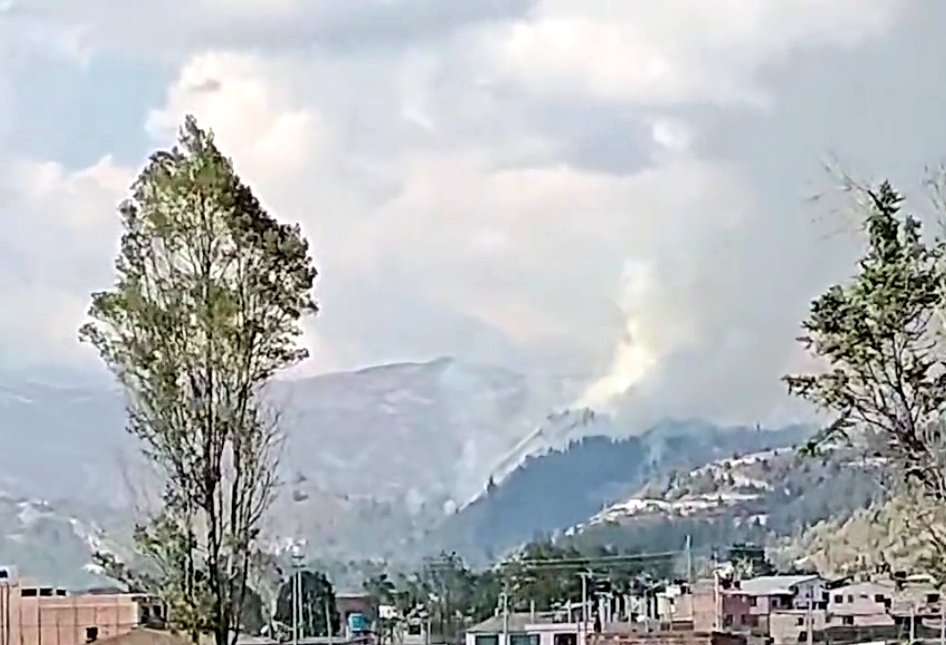 1anoticiass's tweet photo. Se reporta incendio forestal de grandes proporciones en zona de los municipios de #Samacá y #Cucaita. Organismos de Socorro y comunidad se dirigien al lugar. #Boyacá. https://t.co/8mIBX1AVgp