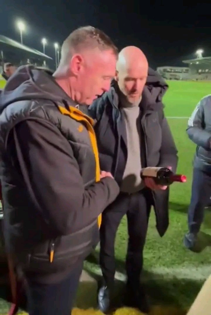 DNyeko's tweet image. @ManUtd manager Erik ten Hag gifts @NewportCounty  manager Graham Coughlan who is a boyhood United fan a bottle of wine 🍷after Man United&apos;s 4-2 win in the FA  Cup at Rodney Parade.
#MUFC #NPCMUN #FACup