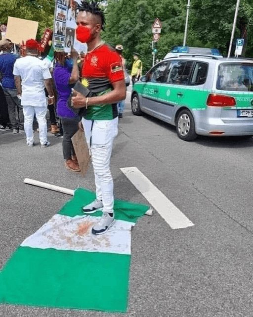 daylearny's tweet photo. Peter Obi's son desecrating the Nigeria flag and putting on IPOB shirt. The same country your father contested for the presidency... This Obi's family is cvrsed. Nobody can tell me otherwise https://t.co/zWZBGg1CsG