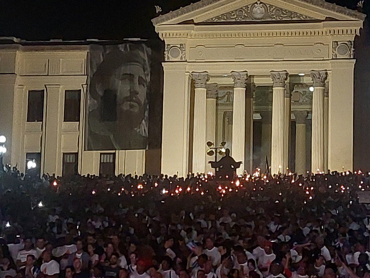 A picture is worth more than  thousands of words. The March of the Torches, in the hands of the 🇨🇺 youth.  #ConElMismoFuego  of the first time, when it was led by a young student called #Fidel.  #MartiVive