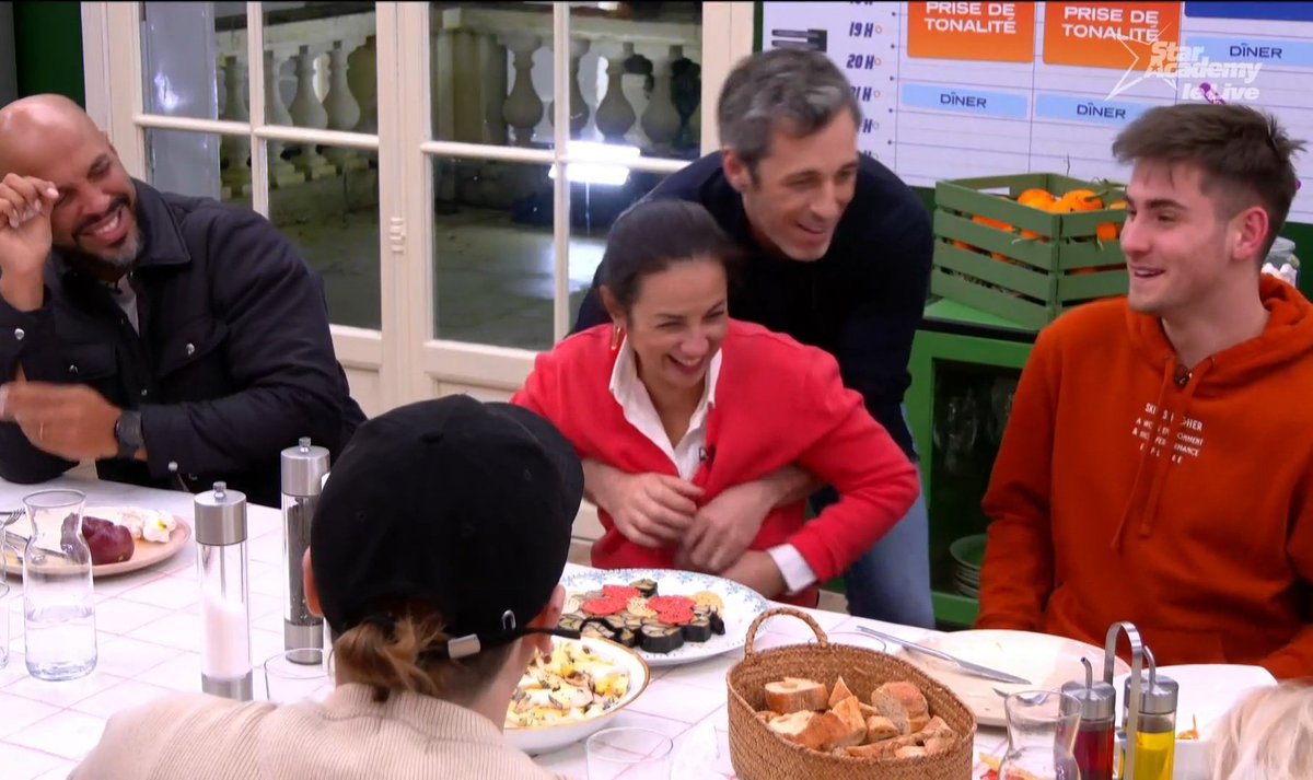 Tib0udiin's tweet photo. Le directeur qui sépare les élèves euuh les profs dissipés 😂 #StarAcademyleLive https://t.co/k9IIPtGjVF