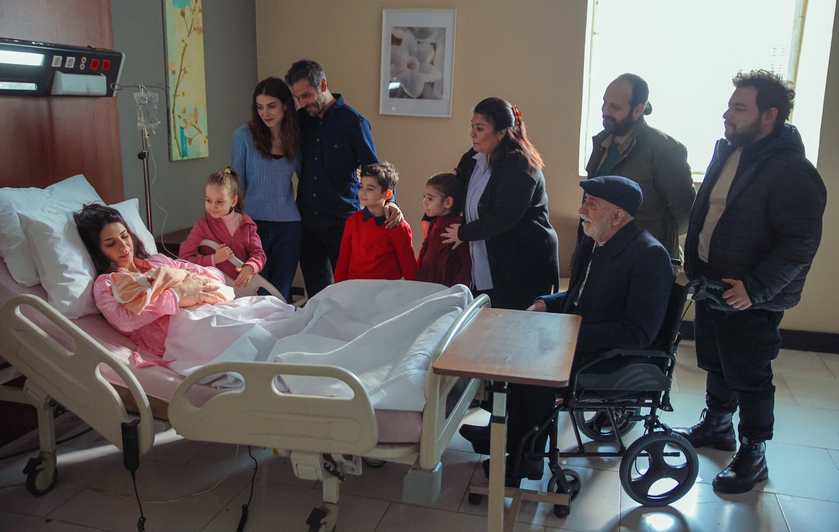 Mücadelelerine ve umutlarına birlikte tanık olduk. Aşklarına aşık olduk ❤️ Bize eşlik ettiğiniz için çok teşekkürler. #NeGemilerYaktım @showtv <a href="/ayyapim/">AY YAPIM</a>