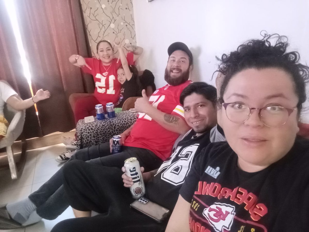 charly_borboton's tweet photo. #TuPaseCompleto
@adevaldes 
@pepesegarra 
@EnriqueBurak 
@TUDNMEX 
Saludos familia valdez y los jauregui....ellos apoyando a los jefes y yo pues tengo salud.... https://t.co/4lxFN4frW7