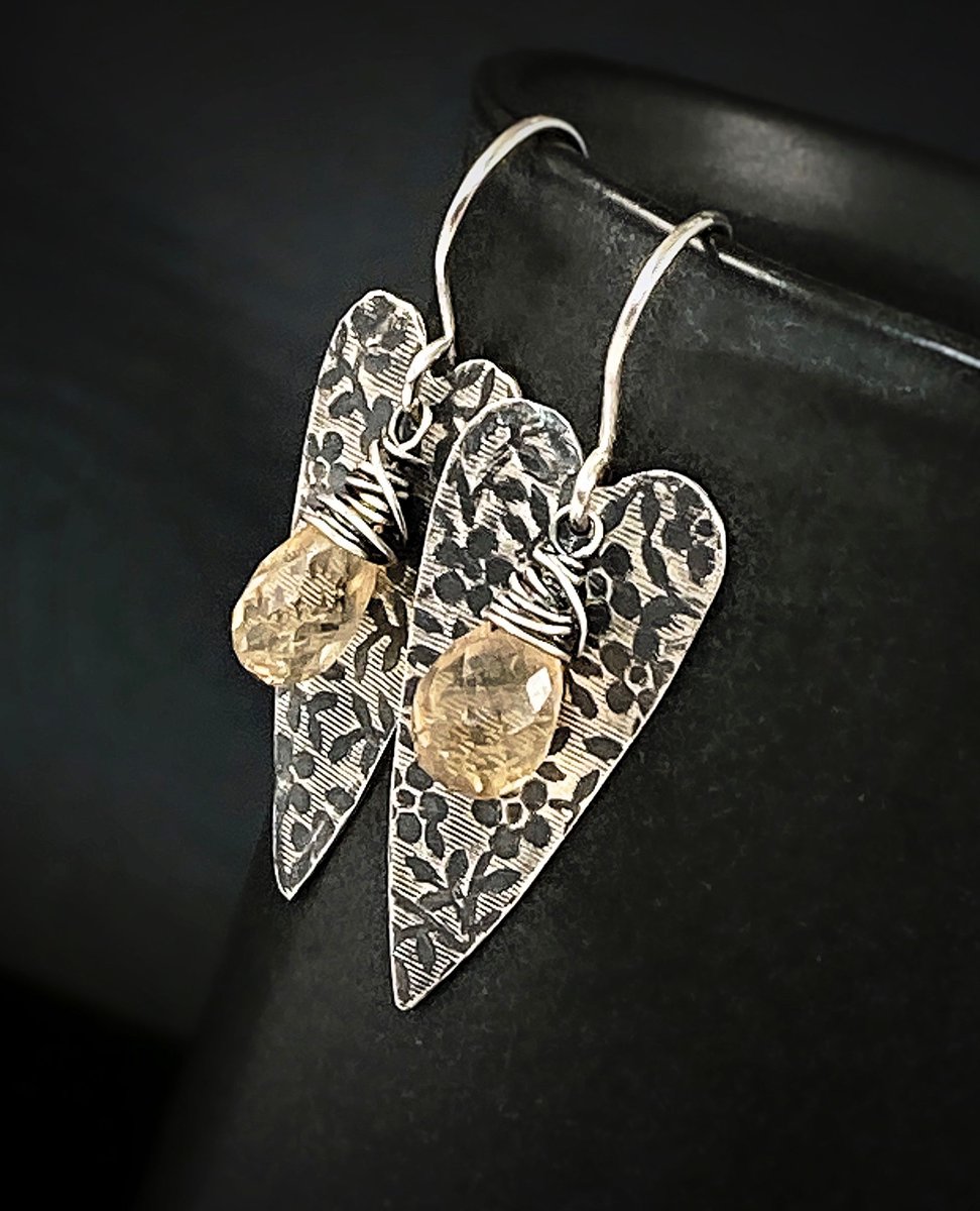 Spread the love this Valentine's Day with our gorgeous oxidized sterling silver heart earrings in amethyst and citrine. 💜💛 Handcrafted by #MariesGems and available on #Goimagine. 
goimagine.com/mariesgems/