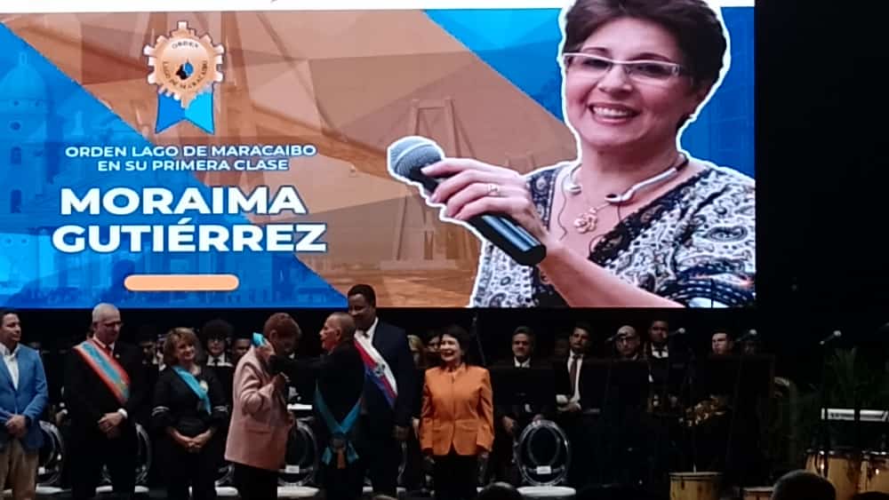 Tiamoraradio's tweet photo. Agradecida con Dios y mis padres por ser hija del Zulia. Después de 40 años al frente de los micrófonos recibí de manos del gobernador del estado @manuelrosalesg la Orden Lago de Maracaibo en su única clase. La tarea continúa #28Ene #Zulianidad https://t.co/HVOxqkF3qC