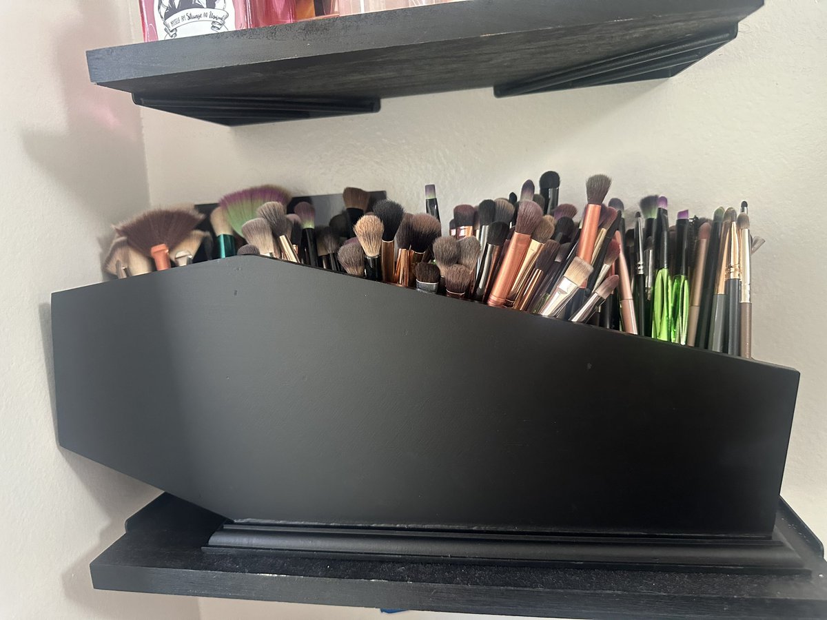 twisted_doll_'s tweet photo. Scored 2 new pieces for my makeup room - coffin shaped eye shadow pallet holder and a coffin shaped makeup brush holder. Next up is washing these brushes lol 😂. My room feels complete now! 🤩🖤🖤🖤#makeupobsession https://t.co/Ja45aAuegp