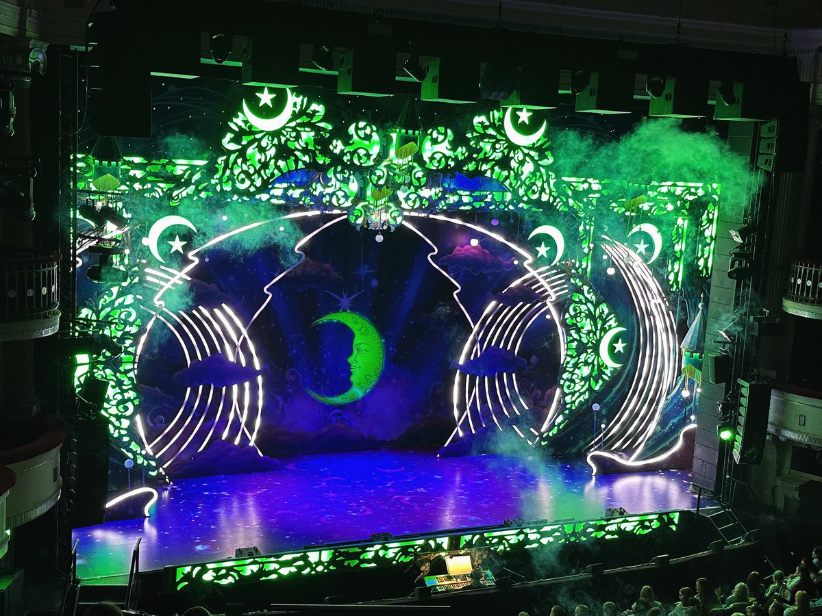 TheLighthouseCe's tweet photo. Today’s reason to smile………absolutely brilliant time at Jack and the Beanstalk at the Hippodrome #HesBehindYou #OhNoHesNot #OhYesHeIs #Panto #MakingMemories #FunTimes xxx https://t.co/svyLB2DQom