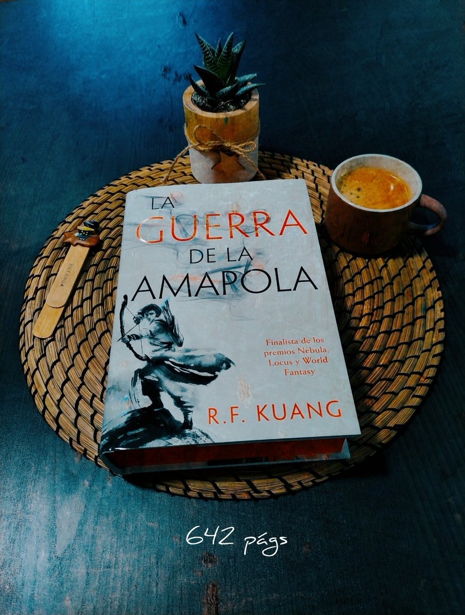 #LaGuerradelaAmapola d #RFKuang Rin, huérfana d guerra, se prepara pra el keju, una prueba d talento, pra poder escapar d la servidumbre y la desesperación. No solo la supera, sino q sorprendentement entra en Sinegard, una elitista academia. Pro ls sorpresas no spre son buenas...