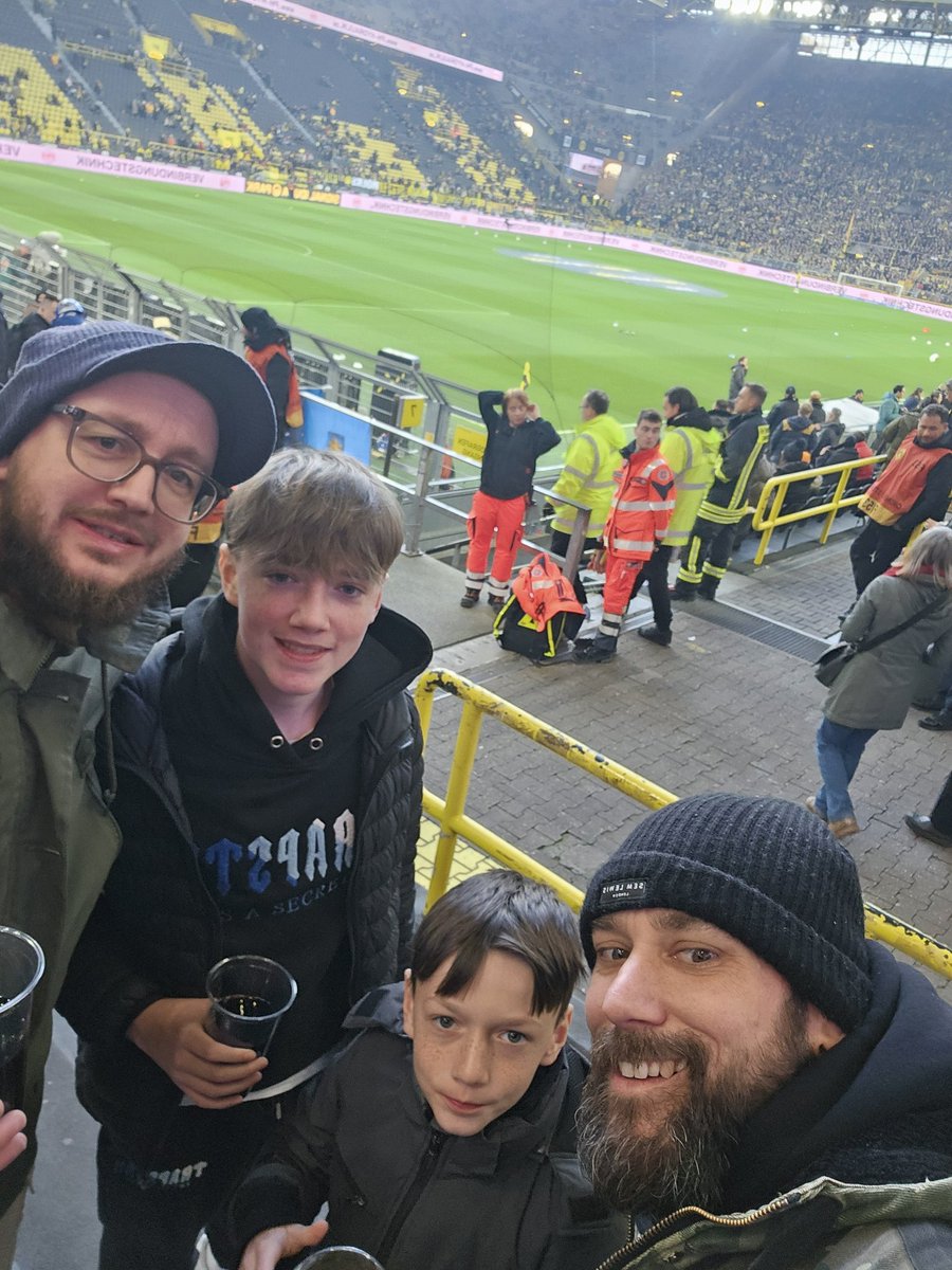Wedstrijdje <a href="/BVB/">Borussia Dortmund</a> via <a href="/groundhopticket/">Groundhopticket</a> leuke derby met vuurwerk, prachtige sfeer en eerste bierdouche voor mijn jongste!! Thanks <a href="/groundhopticket/">Groundhopticket</a>