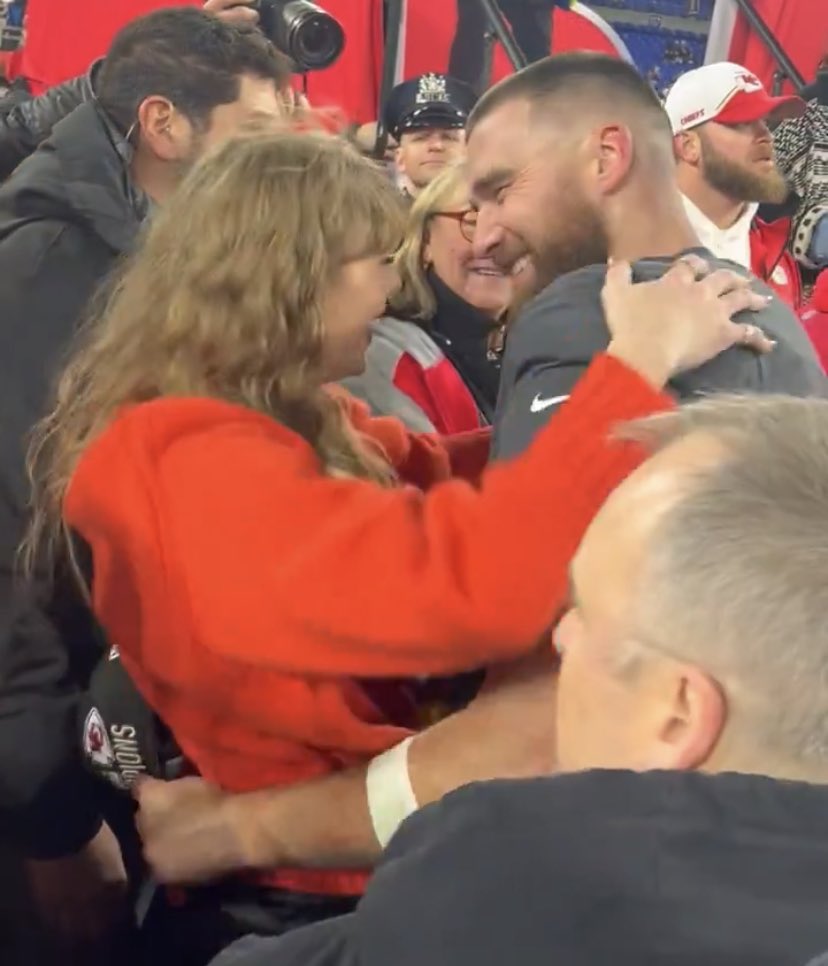 tayvis is smiling at eachother like this???? and donna is smiling at them smiling at eachother???? and i just have to what???? go to work tomorrow????