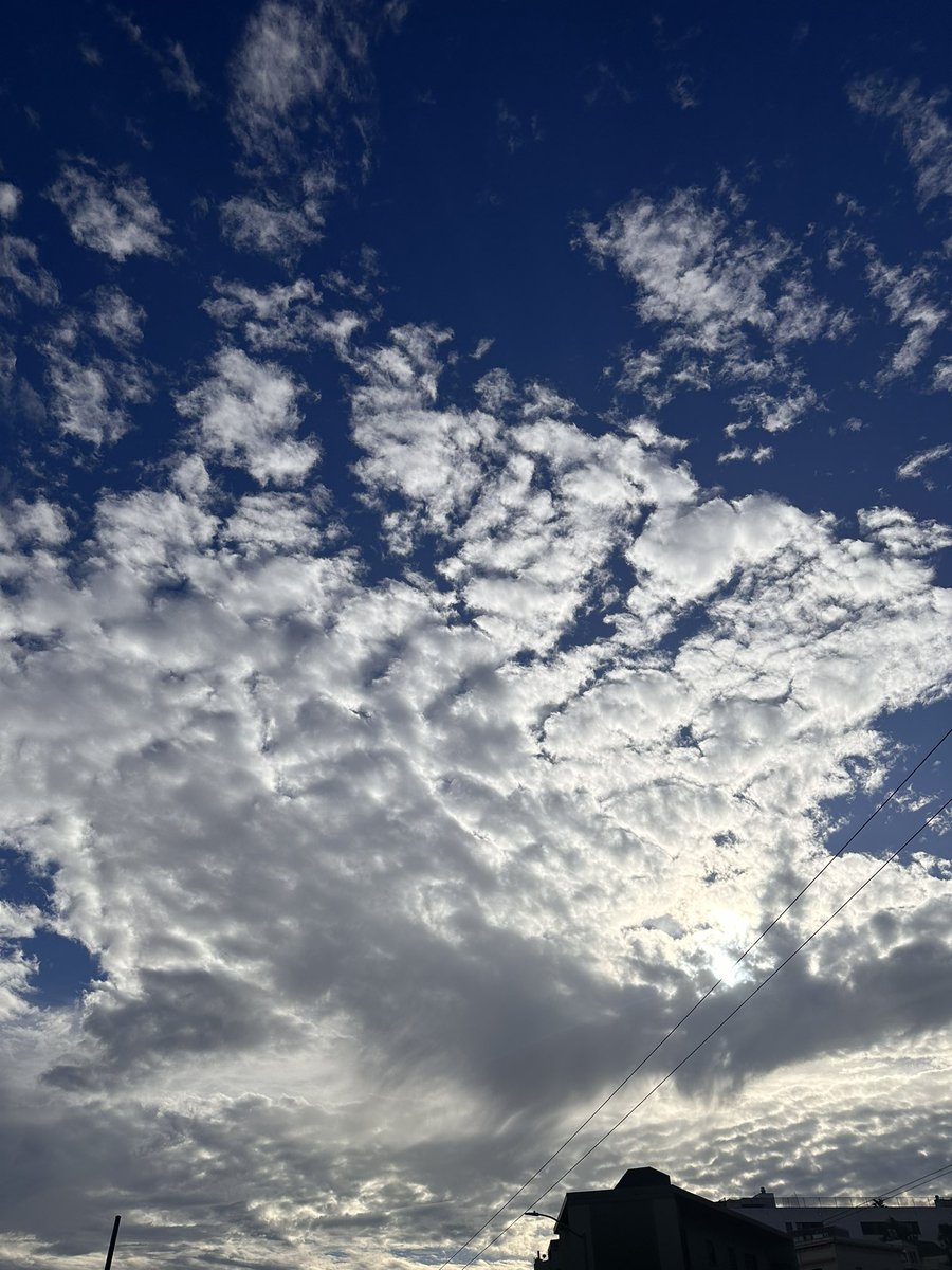 dameofnone's tweet photo. Today’s sky has been spectacular starting from sunrise https://t.co/x38EOoxB4z