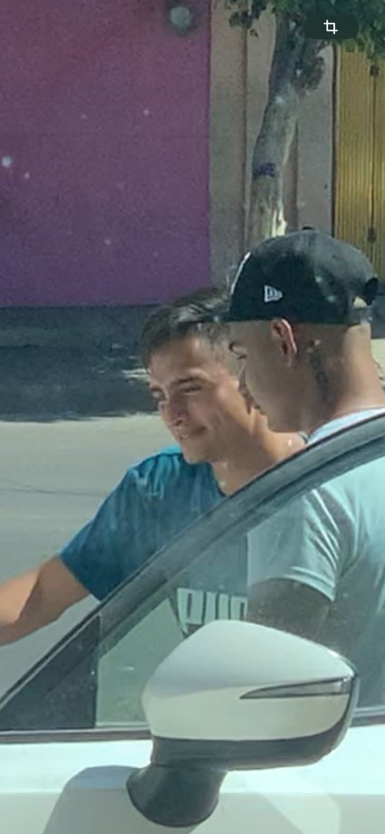 GNocturnaMX's tweet photo. Estos rateros se robaron una camioneta Mazda blanca de reciente modelo, afuera de la @FarmaciasGdl de Juan de la Barrera y San Francisco en el municipio de Tlaquepaque. Solicitamos el apoyo de la @ComisariaTlaq para la localización del vehículo https://t.co/cZs9MFlf6y