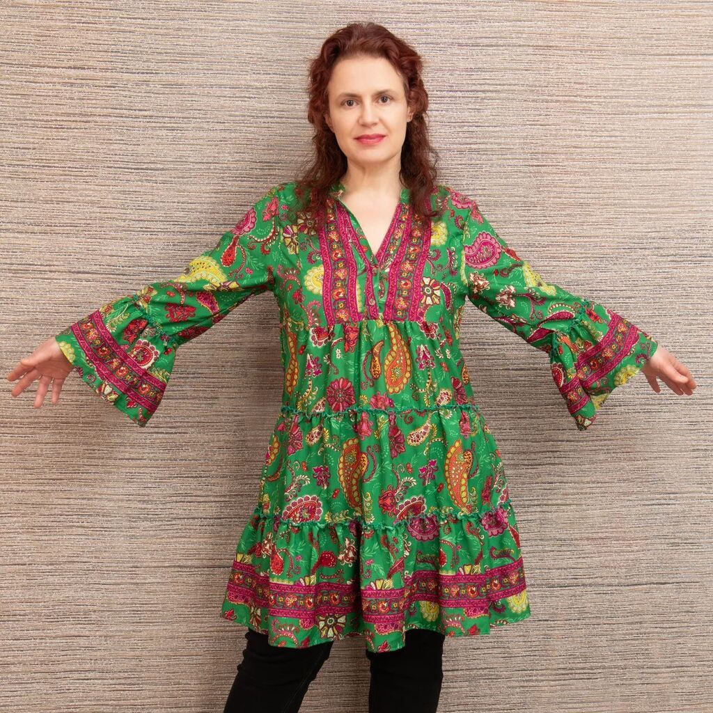 Green is the color of her kind 🍀
Floaty boho dress/tunic with paisley pattern.
Bell sleeves, front buttons.
70% silk, 30% viscose
Free size
Just added to our shop - link in profile
.
.
.
#bohofashionstyle #bohohippiechicstyle #bohostyle #hippieclothes #bohemianhippie #bohohi…