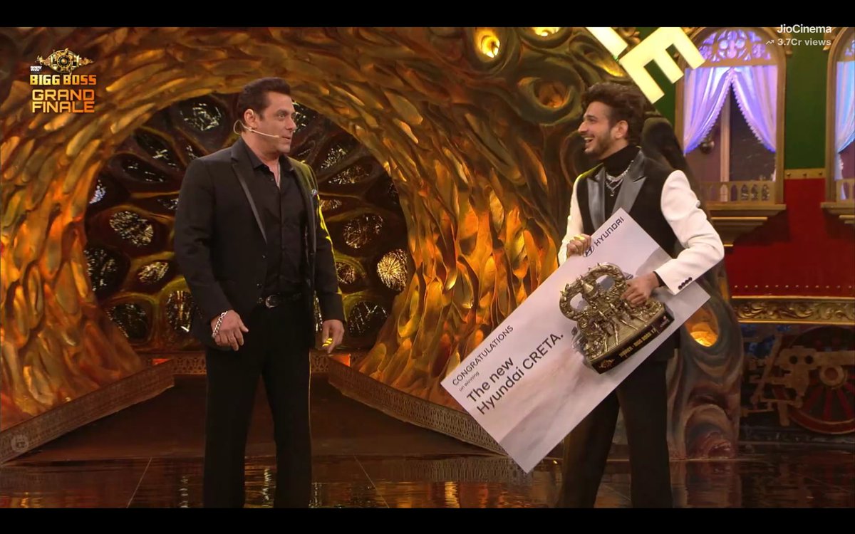 ShoebZehen's tweet photo. Alhamdulillah!!Trophy dongri aa hi gyi🏆💕
@munawar0018❤️🐐
#biggboss17winner 🏆
#MunawarFaraqui𓃵 
#MKJW𓃵 https://t.co/CFsXUhA134