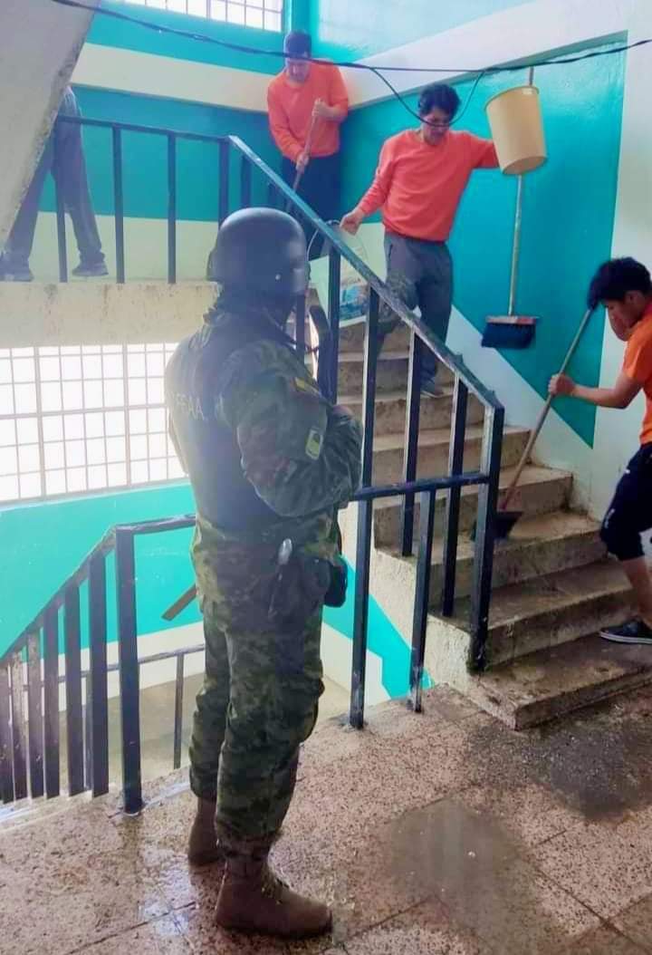 MishkiShimiInf1's tweet photo. #informaciónAlDía

#Cañar

𝐿𝑎𝑠 @FFAAECUADOR  𝑜𝑟𝑑𝑒𝑛𝑎𝑟𝑜𝑛 𝑞𝑢𝑒 𝑙𝑜𝑠 𝑃𝑃𝐿 𝑠𝑒𝑎𝑛 𝑙𝑜𝑠 𝑒𝑛𝑐𝑎𝑟𝑔𝑎𝑑𝑜𝑠 𝑑𝑒 𝑙𝑎 𝑙𝑖𝑚𝑝𝑖𝑒𝑧𝑎 𝑔𝑒𝑛𝑒𝑟𝑎𝑙 𝑒𝑛 𝑒𝑙 𝐶𝑒𝑛𝑡𝑟𝑜 𝑑𝑒 𝑃𝑟𝑖𝑣𝑎𝑐𝑖ó𝑛 𝑑𝑒 𝐿𝑖𝑏𝑒𝑟𝑡𝑎𝑑 𝑁.° 2 𝐶𝑎ñ𝑎𝑟.
👇 https://t.co/RY604o9JUn
