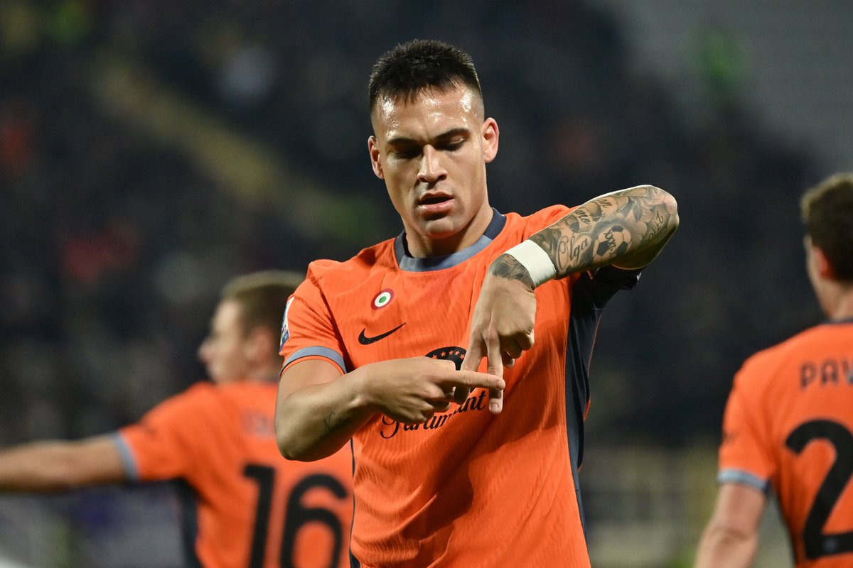 ActuFoot_'s tweet photo. Sans faire de bruit, Lautaro Martinez 🇦🇷 lâche une vraie saison avec l'Inter Milan ! 🔥🐂

𝑆𝑒𝑠 𝑠𝑡𝑎𝑡𝑠 𝑐𝑒𝑡𝑡𝑒 𝑠𝑎𝑖𝑠𝑜𝑛 𝑇𝐶𝐶 :
28 matchs 🏟
22 buts ⚽️
2 passes décisives 🎯

Ce soir encore il offre la victoire sur la pelouse de la Fiorentina, synonyme de première place pour l'Inter Milan, quelques jours après avoir offert la SuperCoupe d'Italie à l'Inter.