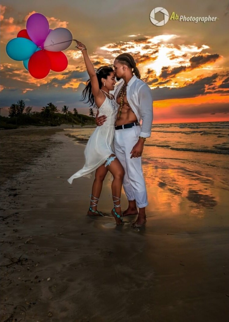 🎯Que es el amor?
Me preguntaron♥️

Es la dicha infinita de asirte a mi pecho y rodearte la cintura 
Amor? Es darte un beso en la frente y sentirme en las alturas
Amar es dejarme provocar por tus labios de diosa, hacerte sonreir al coquetear con mis manos donde para ti es sagrado