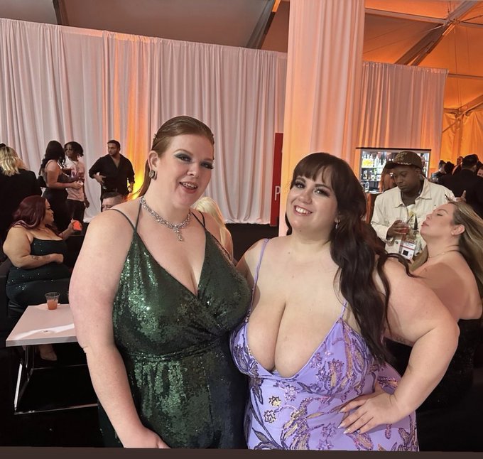 So crazy to be surrounded by so many beautiful women last night !  @LanaRyderxxx @BigBigCherry @themilaloves<a href="/tag/mvsales"class="tags"><span>#mvsales</span></a>