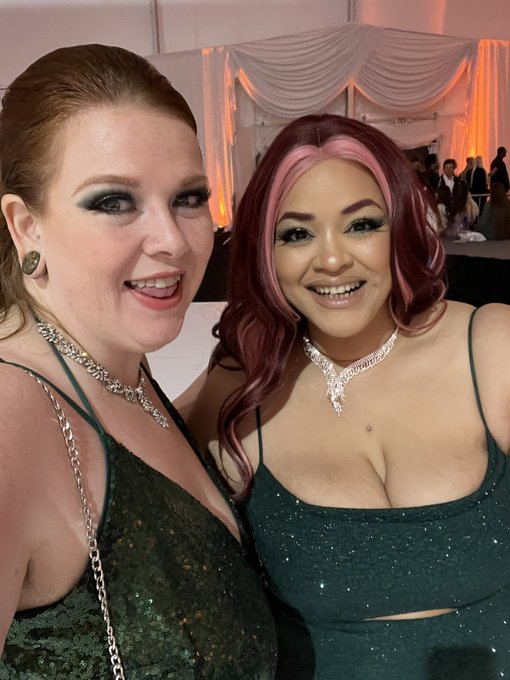 So crazy to be surrounded by so many beautiful women last night !  @LanaRyderxxx @BigBigCherry @themilaloves<a href="/tag/mvsales"class="tags"><span>#mvsales</span></a>