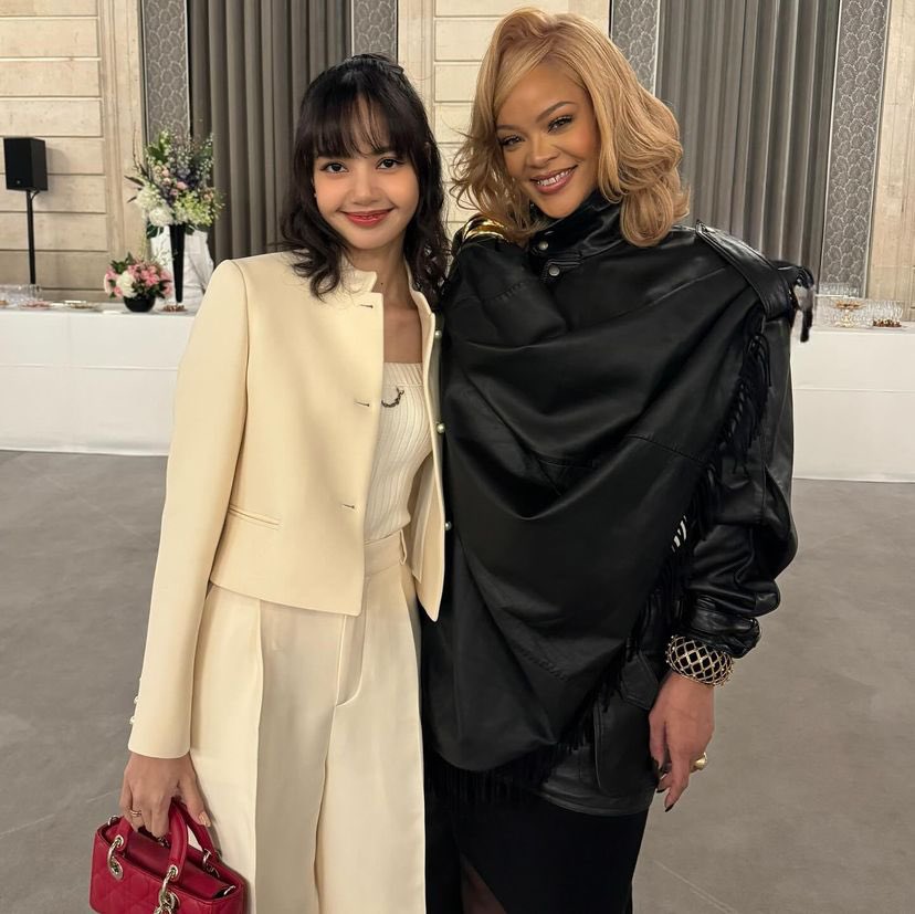 LISA WITH RIHANNA 💛