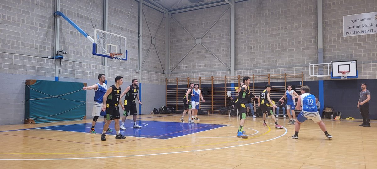 Front1989EBC's tweet photo. Presents al pavelló #denaBel per veure el @cbmolinar vs @esporlesbc #meninblack
#123Esporles #welovethisgame #negrigrocs #FRONT1989 #FRONT1989ontour #verdhistòric #frontismeillibertat #nohaymásconos #elbàsquetcansa #semprepresents #semperfidelis https://t.co/piRl5C9EfP