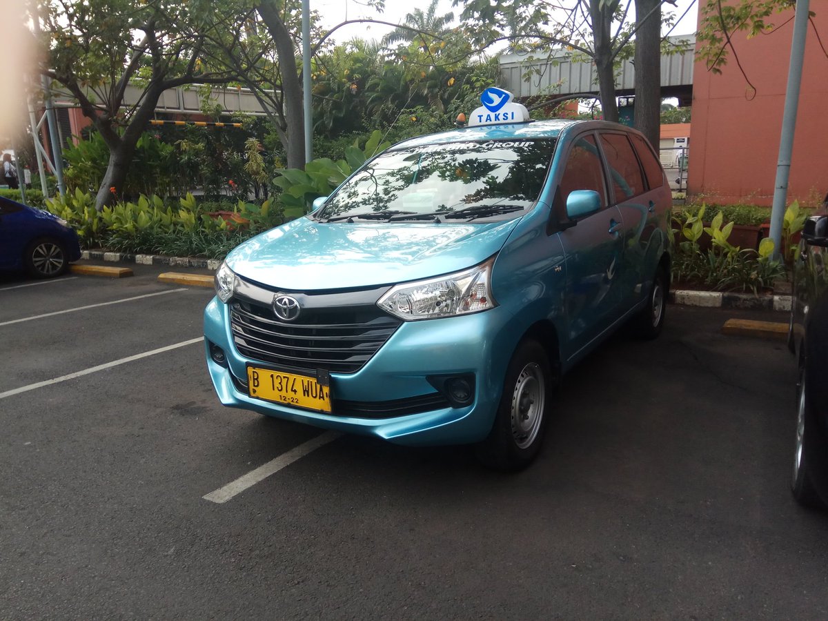 SelebtwitMobil's tweet photo. Ketika dihadapkan dgn pilihan yg sama-sama berbasis Avanza, apakah kamu akan menumpang Transmover dr perusahaan taksi terkemuka, atau Avanza dgn segala drama taksi online?

Yang pilih taksi Transmover RETWEET, yg pilih taksol Avanza LIKE https://t.co/SMuXJclv1E