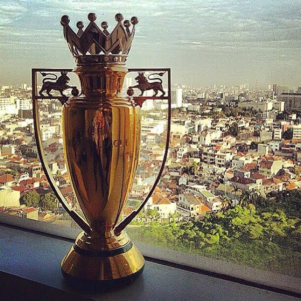 O Arsenal é a único time a ter recebido um troféu de ouro da Premier League após a sua temporada dos 'invencíveis' em 2004.