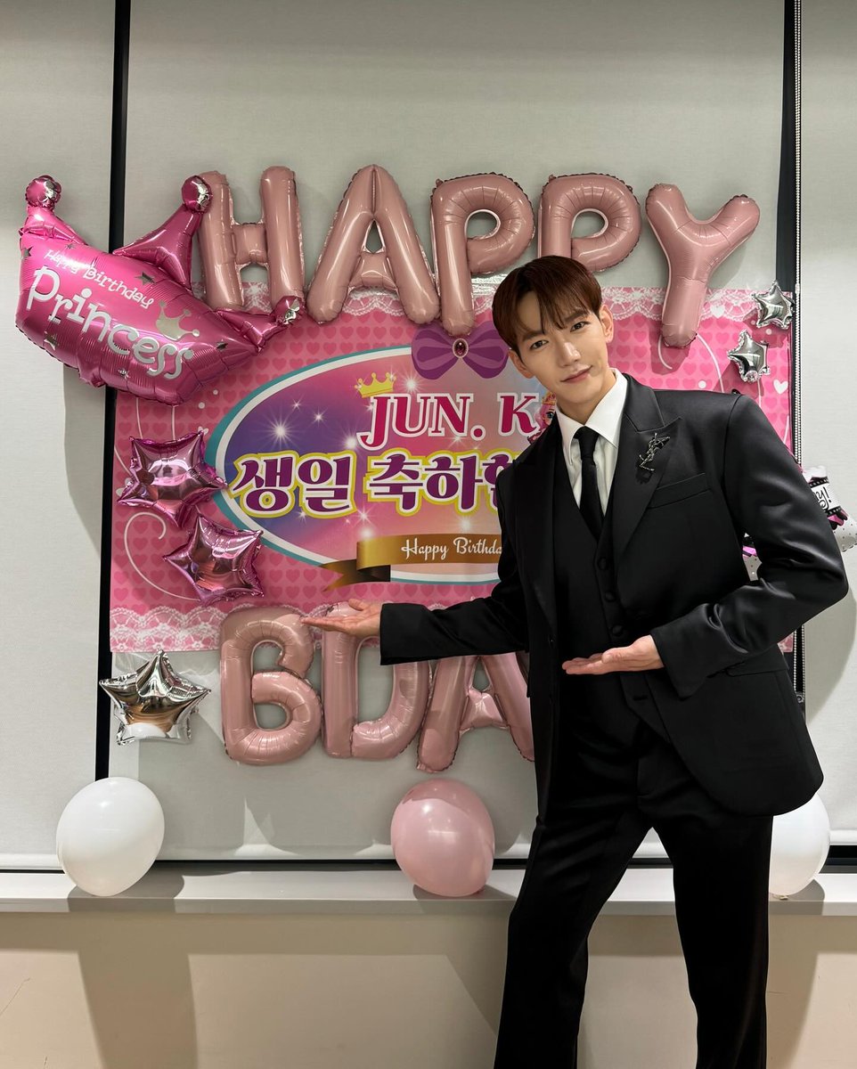 Noluvinheaven's tweet photo. "Princess Jun_k" and 
"Prince Jun_k" 🔥
Jun_k's flexibility in his charm is incredible.  I'm so fascinated by this moment of Jun_k.🫶🫶
#Jun_k #Kimminjun #2pm 
#Flexible_Beauty_Jun_k
#Princess_Jun_k 🩷
#Prince_Jun_k 💘
#CommandCMe_Jun_k 👍🏿
#CommandCNIGHT_Jun_k 🫰 https://t.co/HFX1VjPvJ8