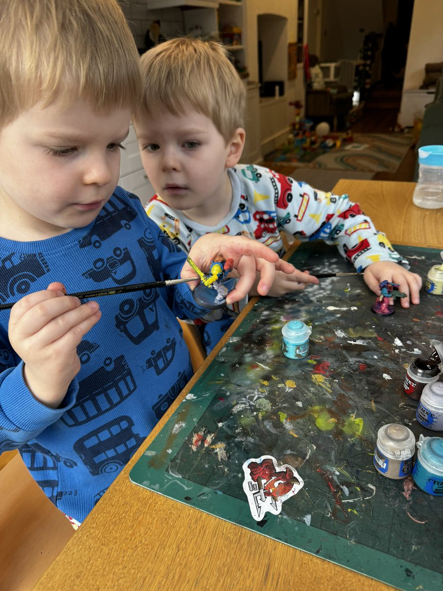 TimeNerd's tweet image. You need to thin your paints to a milk like consistency. Dab it off on a towel. And pull towards the highlight to achieve that smooth blend……

Or slap it on 🤷🏻‍♂️

#warhammercommunity #paintingwarhammer