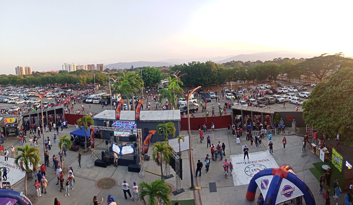 6:18 p.m. aún  hay gente por entrar al estadio. Y adentro está full
