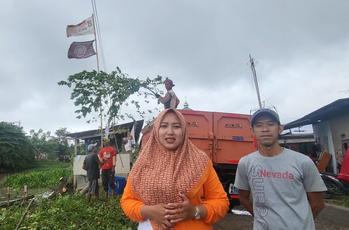 Caleg PKS Teti Lestari Kerja Bakti Bareng Warga Bersihkan Sungai dan Keruk Lumpur dlvr.it/T20YfK