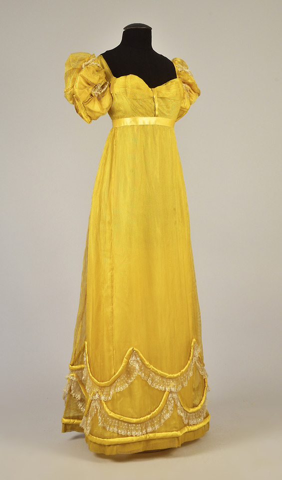 wikivictorian's tweet image. Evening dress, 1815. Whitaker Auctions.