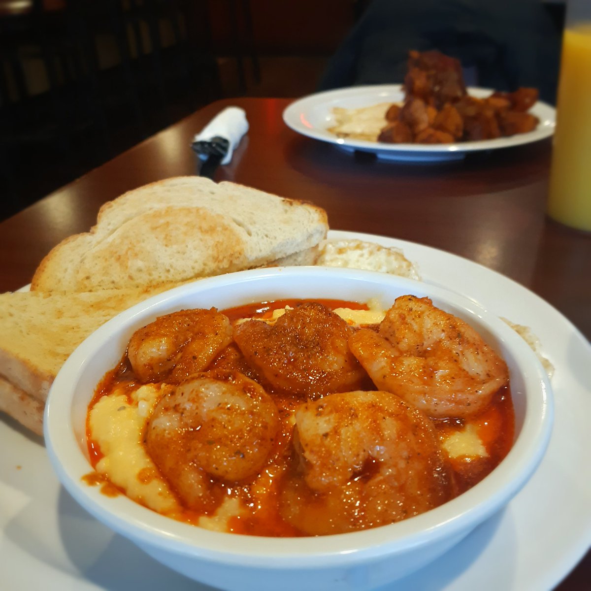 Took a cross boarder jaunt and had some delicious and  spicy cajun shrimp & grits at Hyde Park Cafe in Niagara Falls, USA #grits #shrimpandgrits #cheesegrits #hydeparkcafe #NiagaraFallsUSA #cajunshrimp