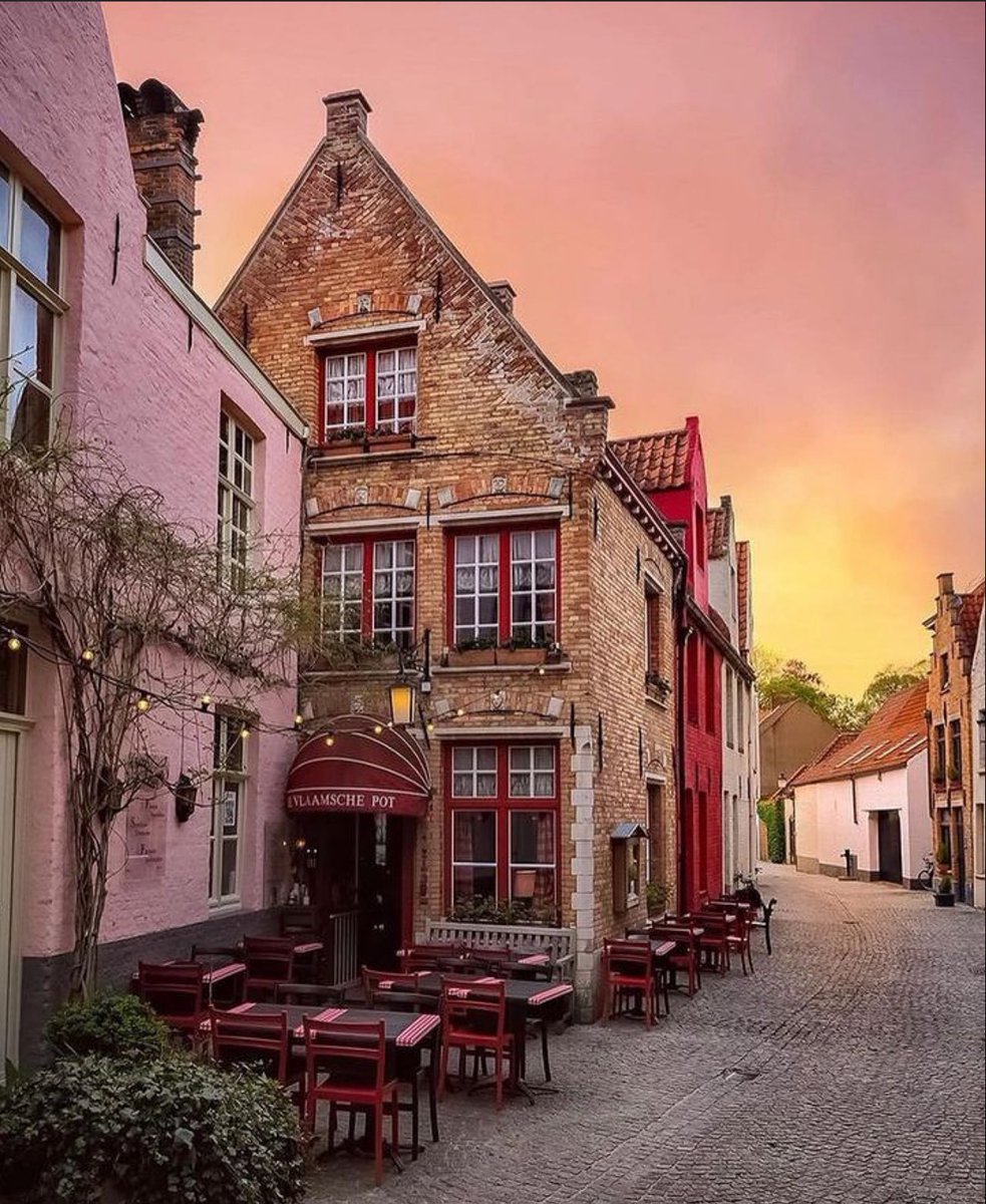 ValentyneDreams's tweet image. Falling in love with the beautiful Bruges, Belgium.