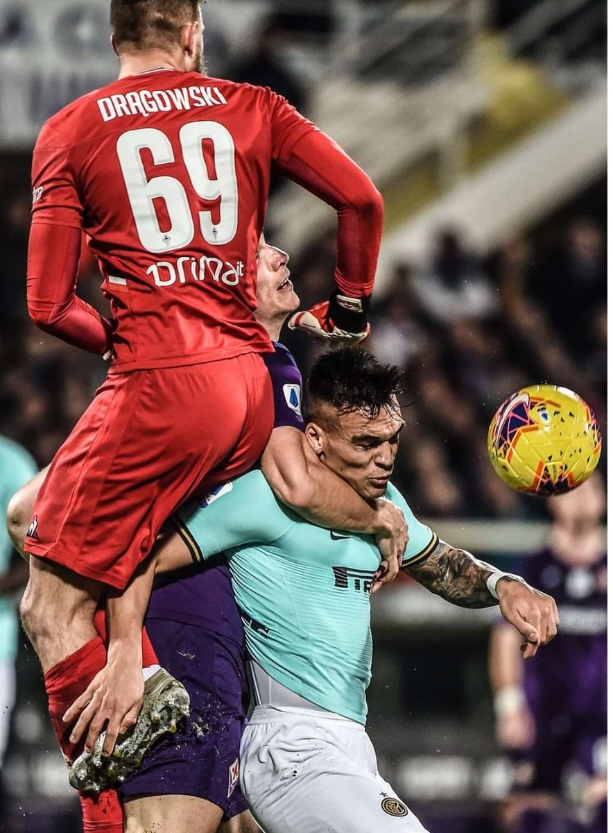 Rigore netto a Firenze.
L'attaccante è preso in pieno volto.
#FiorentinaInter