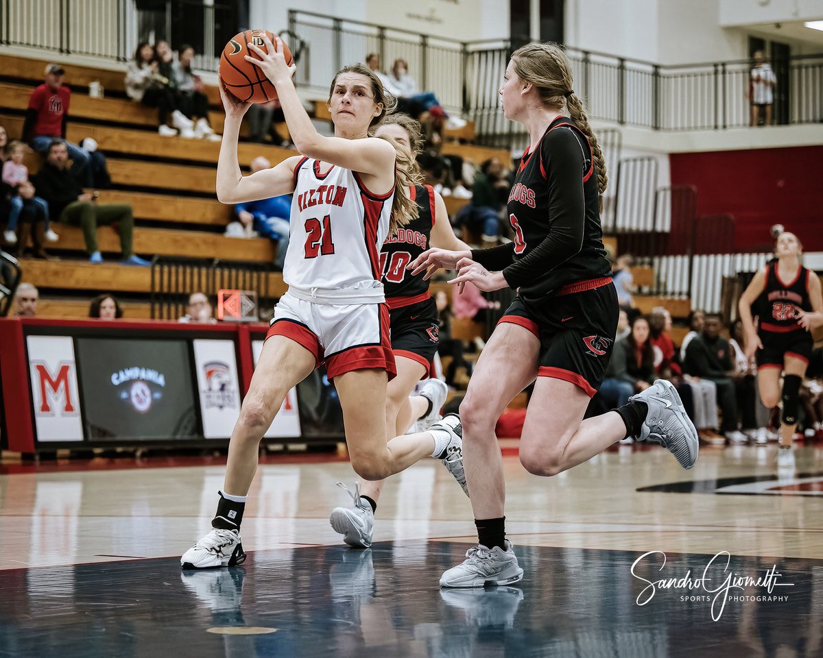 raygenlewis2025's tweet photo. Playing some basketball in the off season. Great way to stay in shape and keep my mind sharp. After a couple tough wins we are #1 in region. Let’s finish strong! #defensivewarrior @MiltonGirlsHoop @KyleSandy355 @lifeball22 https://t.co/ibOGLbQd3S