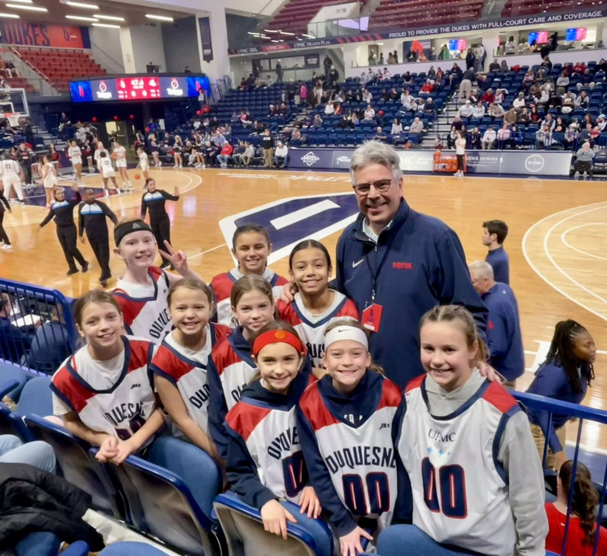 AmandaDabbsPR's tweet photo. The @ShalerArea 4th grade girls travel 🏀 team cheered on the @DuqWBB at @duqedu and Molly met @megg_mcconnell4! https://t.co/zsRaqdiazt