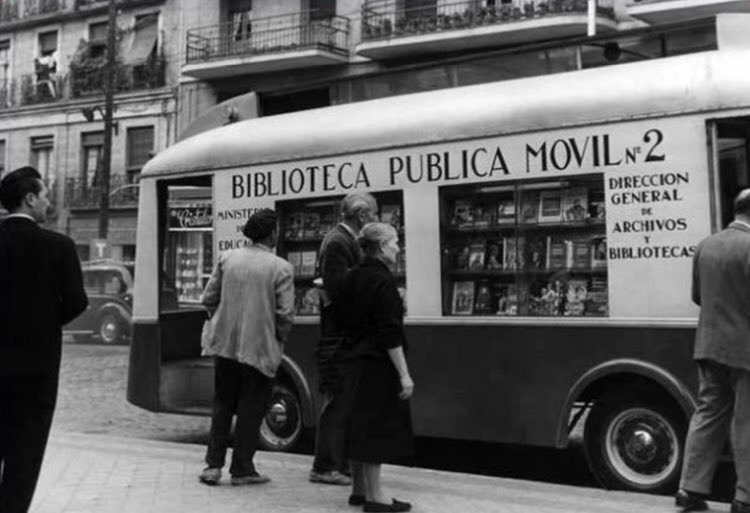Hoy celebramos el Día del Bibliobús, vehículo de historias, literatura sobre ruedas para mitigar desigualdades.

#Bibliobús