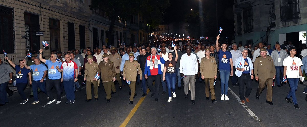 Ellos estuvieron en 1953, en la 1ra #MarchaDeLasAntorchas y anoche encabezaron el desfile homenaje. Honra marchar junto a la historia. #Cuba, qué sería de tí si hubieras dejado morir al Apóstol en el año de su centenario.