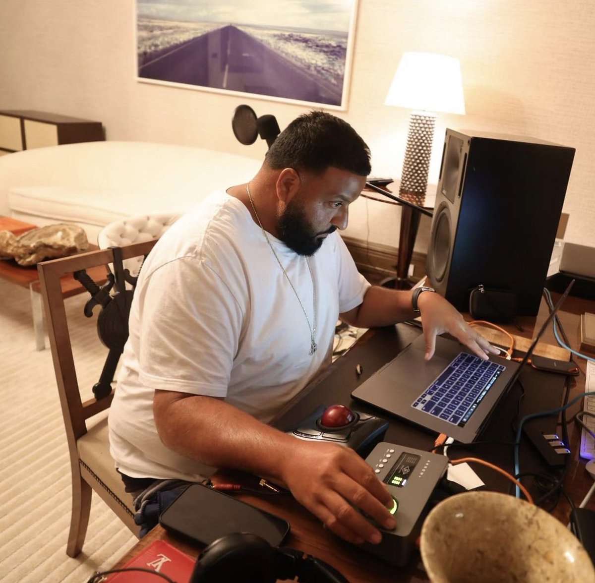 theprophetdub's tweet photo. me looking at yo girls page for signs of unhappiness https://t.co/jYU3eegK0q