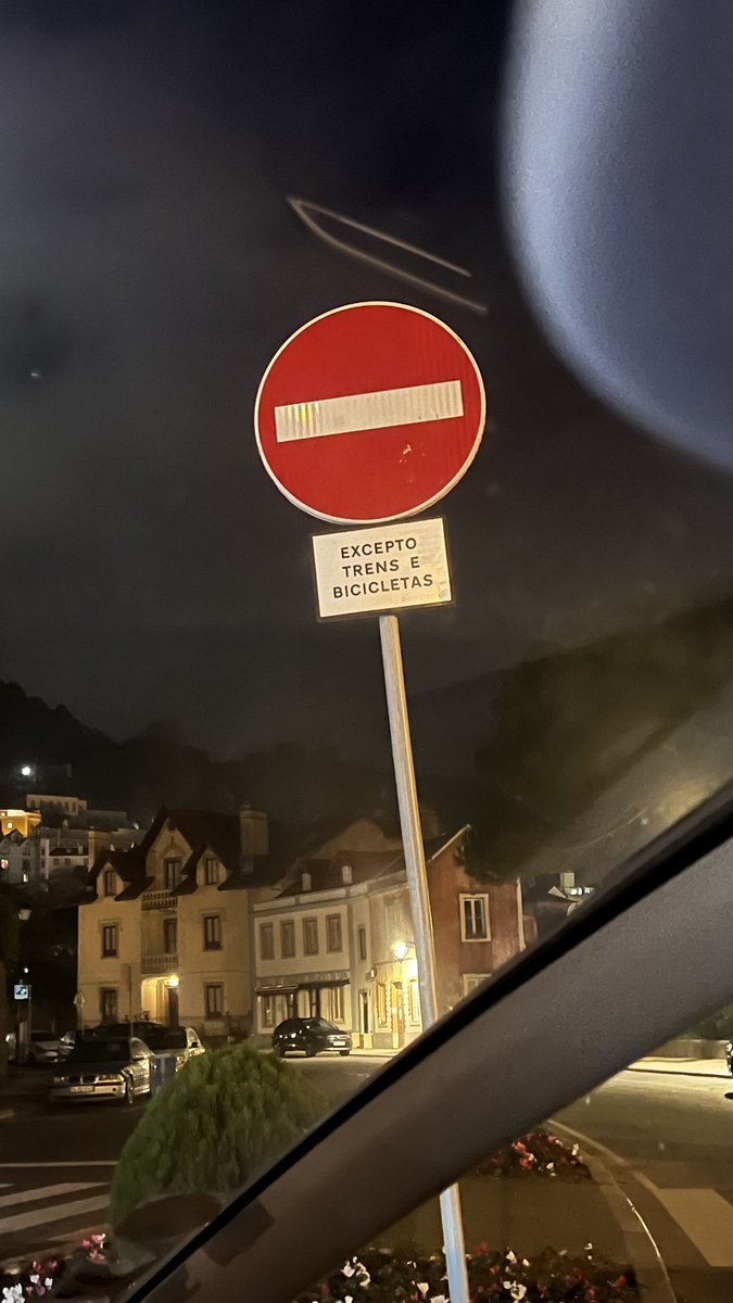 PT_Invictus's tweet photo. Sintra - Sinal rodoviário escrito em português brasileiro diz que é proibida a circulação excepto a "trens" e bicicletas. Aos poucos a língua de Camões que é o português europeu é assassinada pela matriz judaico-cristã. https://t.co/XWsAHyvn7Q
