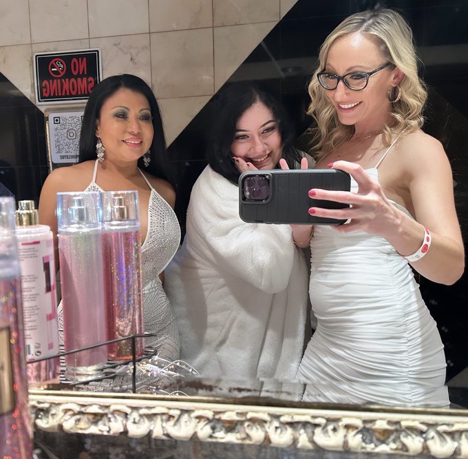 White party fun! And after white party fun! @MACGEE22 @Cervantes1127 @KrystalDavisXXX https://t.co/R<a class="tags" href="/tag/macgee22">@macgee22</a><a href="/tag/queenshit"class="tags"><span>#queenshit</span></a><a href="/tag/bossbabesgetstagetables"class="tags"><span>#bossbabesgetstagetables</span></a>